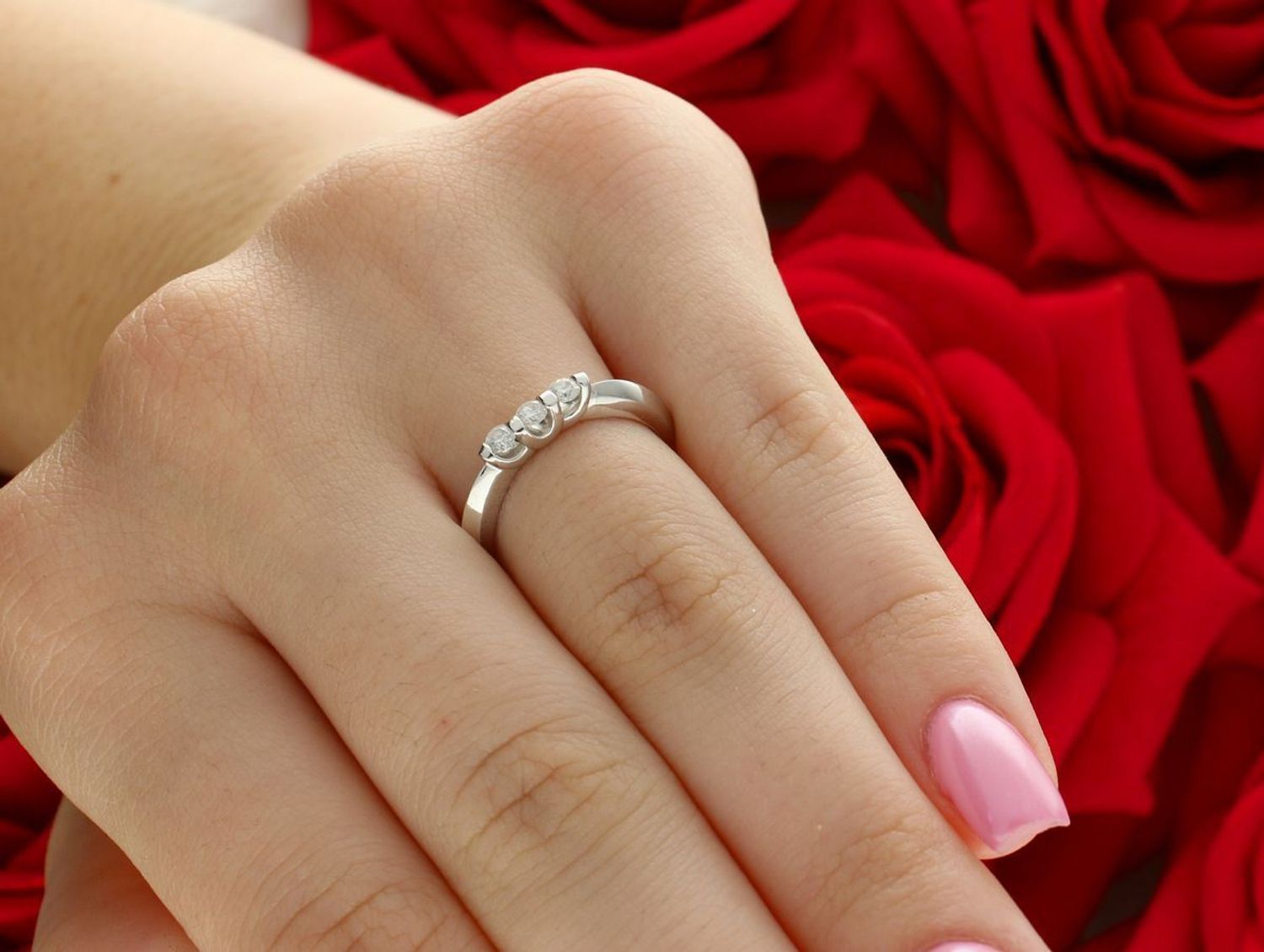 Elegancki pierścionek z białego złota próby 585, ozdobiony trzema brylantami o łącznej masie 0,20 ct, czystości P i barwie H. Idealny na prezent i wyjątkowe okazje.1.jpg